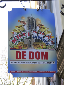908361 Afbeelding van het uithangbord 'Roti Shop De Dom', met een afbeelding van de Domtoren, aan de gevel van het pand ...